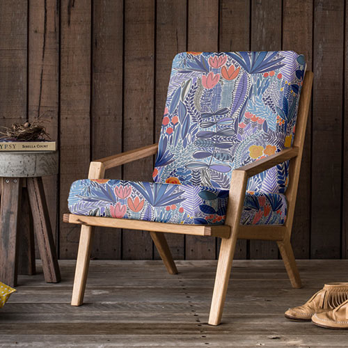 fotel obity materiałem w kwiaty