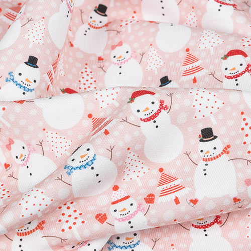 różowa dzianina do szycia w śnieżynki